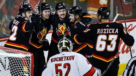 Blake Coleman scores short-handed goal in 3rd, Flames rally to beat Hurricanes 3-2